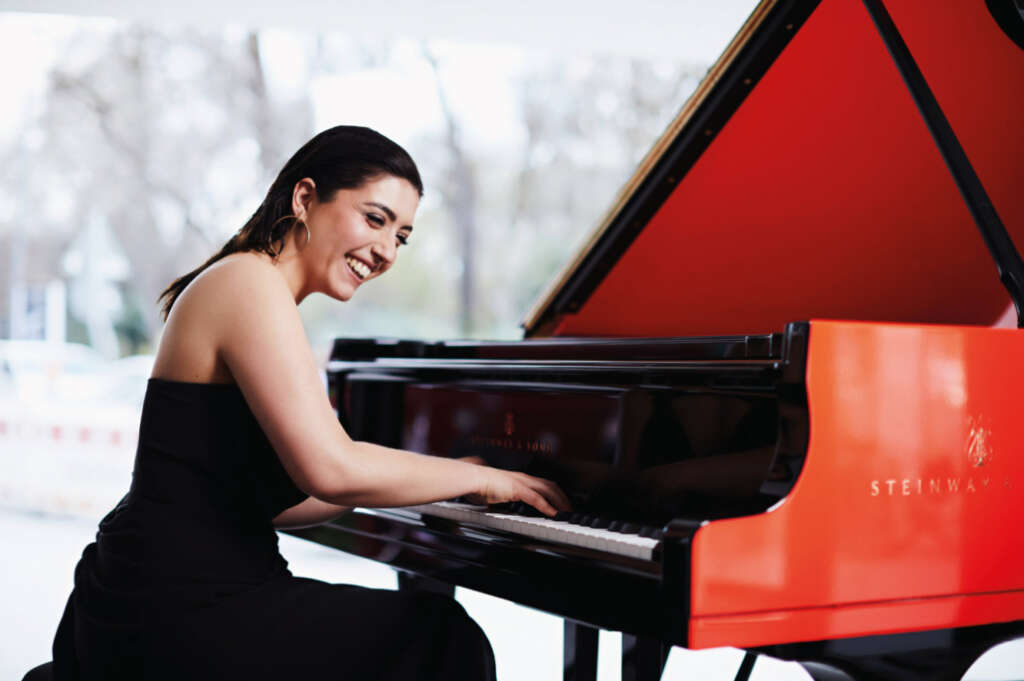 Sophie Pacini am roten Flügel -Steinway Lounge München