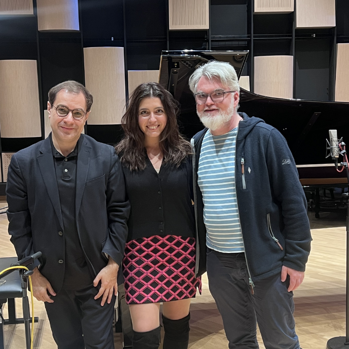 Sophie Pacini als Moderatorin und Livekünstlerin zusammen mit Jörg Lengersdorf und Ali Nikrang